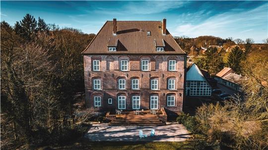 Am Schloss Agathenburg wird die Gehwegbeleuchtung ab 1 Uhr nachts abgestellt. Foto: Jesper Austen