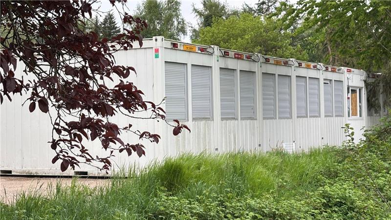 Am Schneeweg in Stade-Bützfleth werden aktuell Container aufgebaut. Vor Pfingsten sollen hier Geflüchtete einziehen.