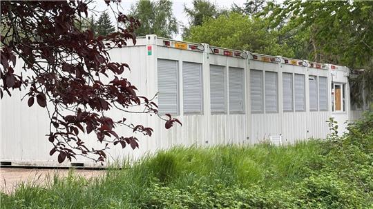 Am Schneeweg in Stade-Bützfleth werden aktuell Container aufgebaut. Vor Pfingsten sollen hier Geflüchtete einziehen.
