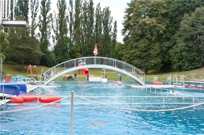Party im Horneburger Freibad Am Sonnabend ist Schwimmen bis 22 Uhr möglich.