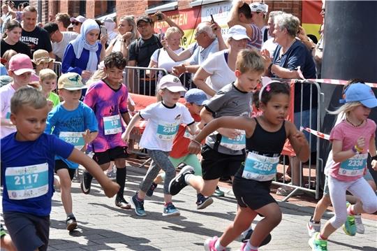 Am Sonnabend starteten die Bambinis beim 17. Harsefelder Lauf- und Musikfestival, angefeuert von den zahlreichen Zuschauern am Straßenrand. Fotos: Felsch