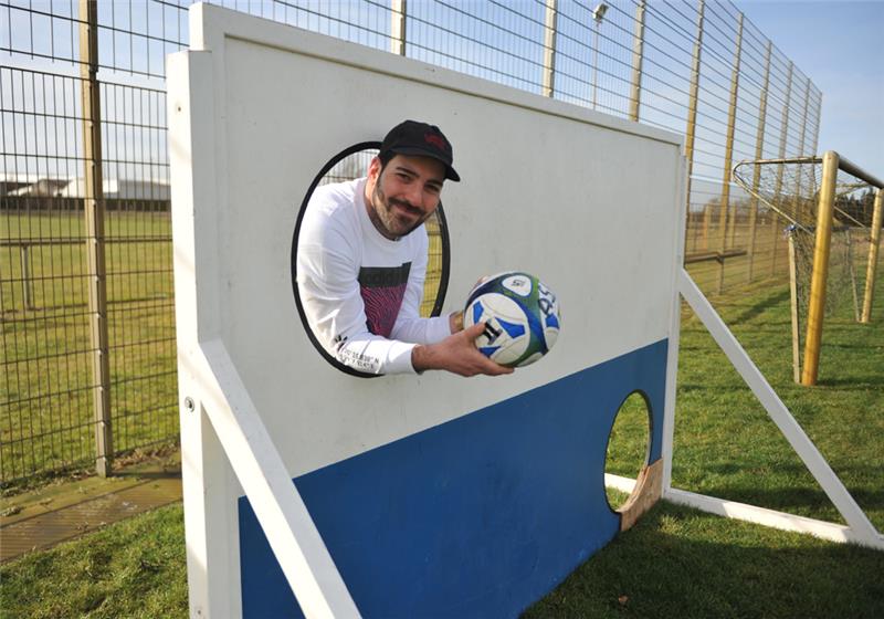 Am Sonnabend trifft er an der Torwand auf Karl-Heinz Rummenigge: Hasan Ramazanoglu (33) vom Landesligisten ASC Cranz-Estebrügge. Foto: Scholz