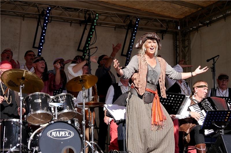 Am Sonnabend und Sonntag lassen zahlreiche Shantychöre Seemannsmusik in der Stader Altstadt erklingen. Foto: Stade Marketing