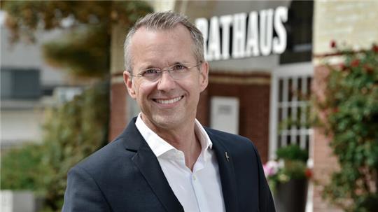 Am Sonntag entscheiden die Bürger auf Sylt darüber, ob Bürgermeister Nikolas Häckel sein Amt aufgeben muss. (Archivbild)