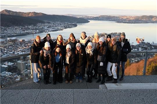 Am Sonntag genoss die Mannschaft den Ausblick vom 400 Meter hohen Fløyen.