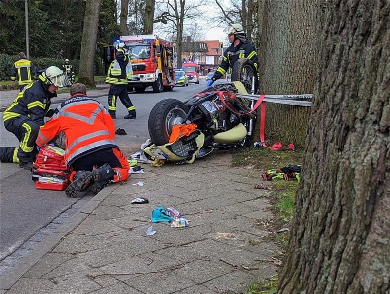 Am Sonntag ist ein Motorradfahrer in Buxtehude tödlich verunglückt. Foto: Battmer