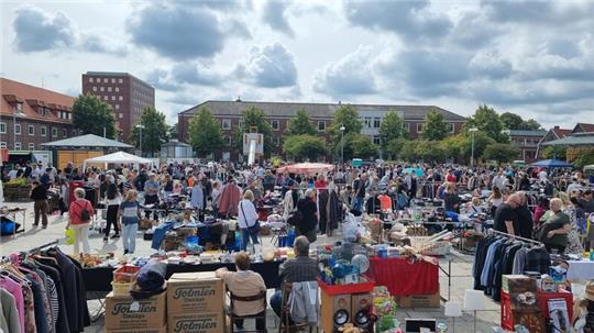 Am Sonntag ist wieder Frühjahrströdelmarkt in der Stader Innenstadt.