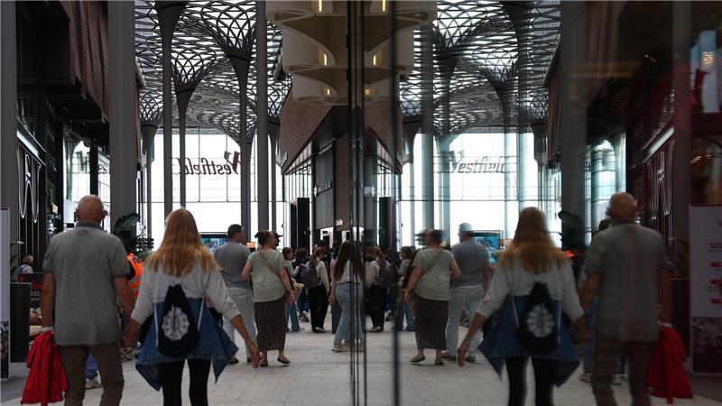 Am Sonntag können Kunden shoppen, bummeln und flanieren. (Archivfoto)