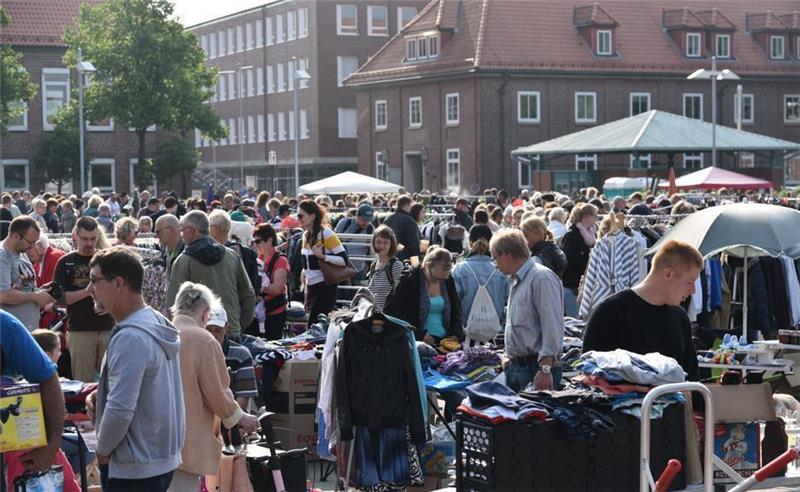 Am Sonntag lockt der Trödelmarkt in die Stader Altstadt. Archivfoto: Benecke