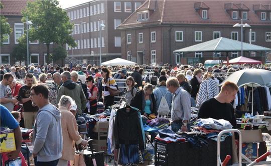 Am Sonntag lockt der Trödelmarkt in die Stader Altstadt. Archivfoto: Benecke