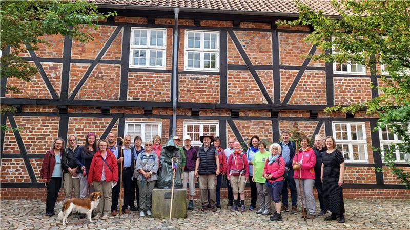 Am Sonntag machten sich die Pilger am St. Johanniskloster auf den Weg. Erstes Etappenziel wird Zeven sein. Foto: Stade Stadtmarketing