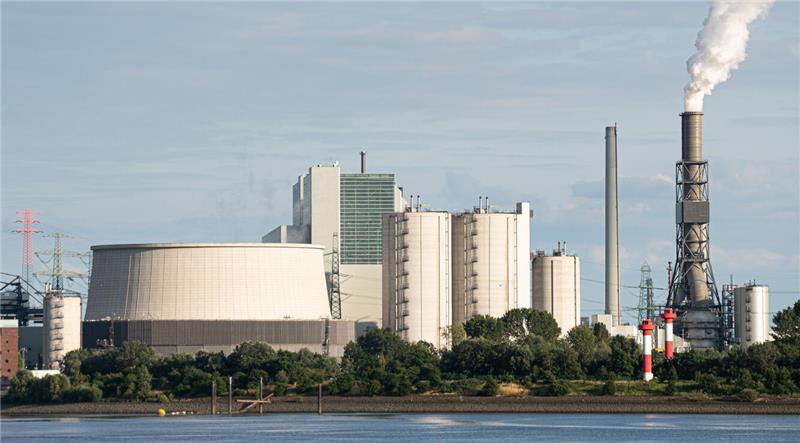 Am Sonntag sollen die Kamine im stillgelegten Kohlekraftwerk Moorburg gesprengt werden (Archivbild).