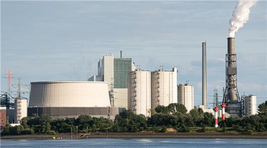 Am Sonntag sollen die Kamine im stillgelegten Kohlekraftwerk Moorburg gesprengt werden (Archivbild).