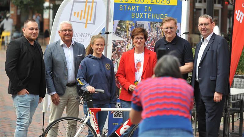 Cyclassics: Das müssen Besucher zum Start in Buxtehude wissen Am Sonntag starten in Buxtehude zum zweiten Mal die Cyclassics: Vertreter der Stadt und Sponsoren warben am Dienstag für das Event.