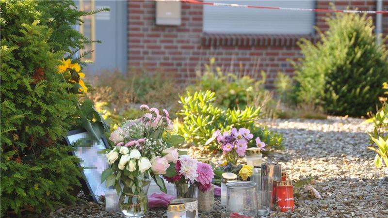 Am Sonntag stehen viele Blumen und Kerzen vor dem Haus in Gyhum am Hülsenbusch. Auch ein Foto der getöteten 30-Jährigen ist zu sehen, die Anteilnahme ist groß. 