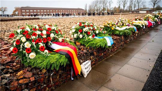 Am Sonntag wird am Volkstrauertag den Opfern von Krieg und Gewalt gedacht. (Archivbild)