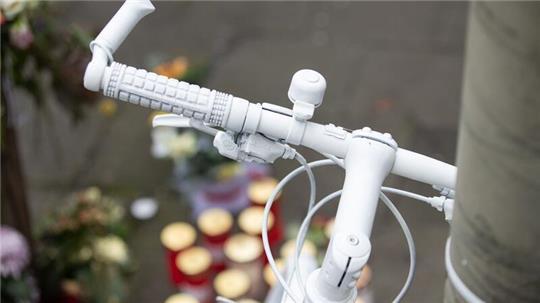Am Sonntag wird in Hamburg der bei einem „Dooring-Unfall“ getöteten 41-jährigen Radfahrerin gedacht. (Symbolfoto)
