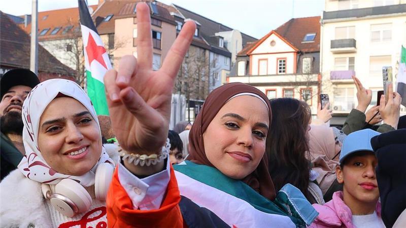 Am Sonntag zog es Tausende Syrerinnen und Syrer in verschiedenen deutschen Städten zu spontanen Kundgebungen und Freudenfeiern auf die Straße.
