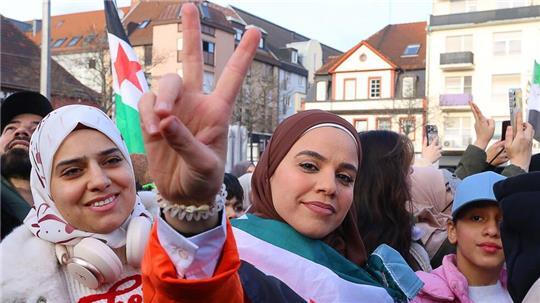 Am Sonntag zog es Tausende Syrerinnen und Syrer in verschiedenen deutschen Städten zu spontanen Kundgebungen und Freudenfeiern auf die Straße.