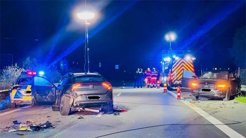 Am Sonntagabend wurden bei zwei Unfällen auf der A26 gleich mehrere Autos stark beschädigt, daunter ein Streifenwagen der Polizei.