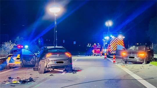 Am Sonntagabend wurden bei zwei Unfällen auf der A26 gleich mehrere Autos stark beschädigt, daunter ein Streifenwagen der Polizei.