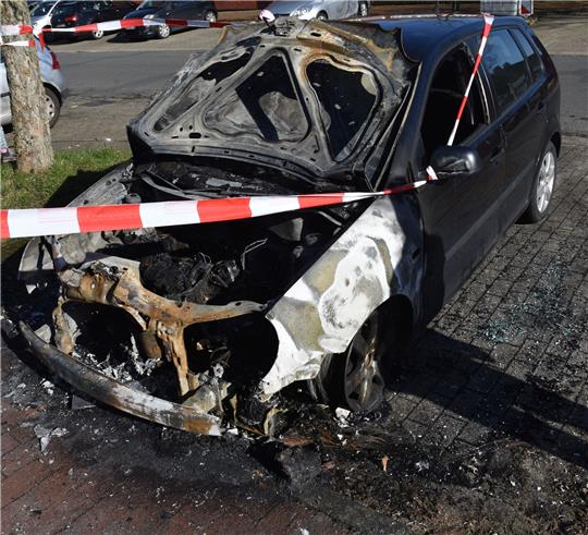 Am Sonntagmorgen ist dieses Auto in Stade-Hahle ausgebrannt. Die Polizei geht von Brandstiftung aus. Foto: Polizei
