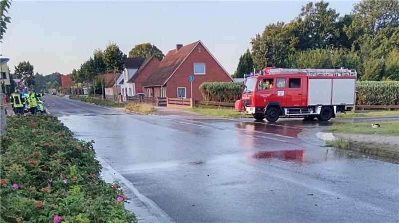 B73 in Hemmoor überflutet: Wasserrohrbruch sorgt für Sperrung Am Sonntagmorgen überfluteten große Mengen Wasser die B73 und den Bereich einer Tankstelle im Hemmoorer Stadtteil Basbeck.