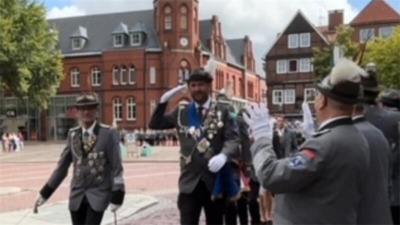 Am Sonntagvormittag marschierten die Stader Schützen durch die Innenstadt, wie hier am Pferdemarkt.