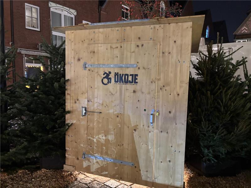 Winterwald und Öko-Klos: Der Buxtehuder Weihnachtsmarkt im TAGEBLATT-Check Am St.-Petri-Platz steht eine behindertengerechte, ökologische Toilette.