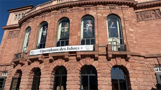 Am Staatstheater Mainz wurde am Freitag ein Banner mit der Aufschrift „Wir sind Opernhaus des Jahres“ aufgehängt.