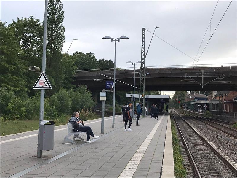 Störung auf Gleis behoben – S-Bahnen fahren verspätet Am Stader Bahnhof warten Fahrgäste, dass der S-Bahn-Verkehr zwischen Stade und Hamburg wieder aufgenommen wird. Foto: Vonderbank