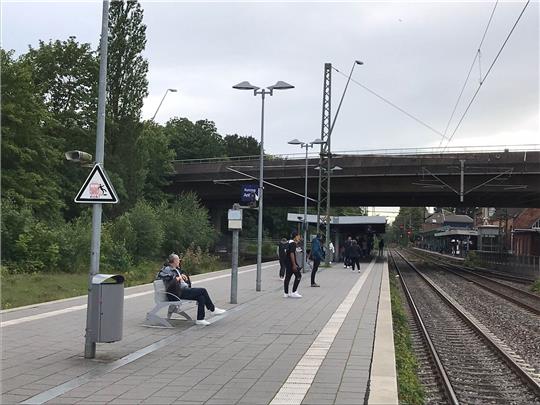 Am Stader Bahnhof warten Fahrgäste, dass der S-Bahn-Verkehr zwischen Stade und Hamburg wieder aufgenommen wird. Foto: Vonderbank