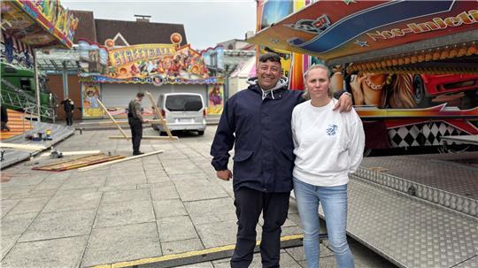 Am Stader Jahrmarkt gefällt Robert und Rebecca Wagner, dass der Rummel mitten in der Stadt stattfindet.