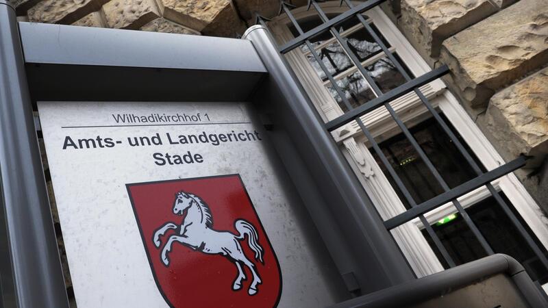 Schild am Eingangsportal des Landgerichtes in Stade.