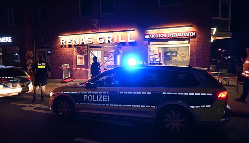 Fassungslosigkeit nach Schießerei in Stader Restaurant Am Stader Stadthafen ist am Montagabend ein junger Mann erschossen worden. Die Hintergründe sind noch unklar. Foto: Vasel/Richter
