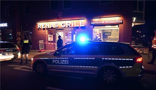 Am Stader Stadthafen ist am Montagabend ein junger Mann erschossen worden. Die Hintergründe sind noch unklar. Foto: Vasel/Richter