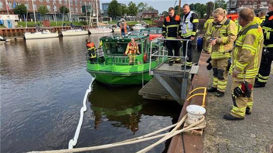 Am Stadthafen lief Treibstoff aus, die Feuerwehr rückte aus und legte eine Ölsperre.