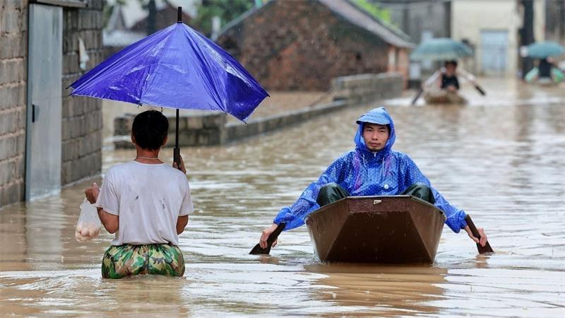 Am Stadtrand von Hanoi stand das Wasser meterhoch in den Straßen.