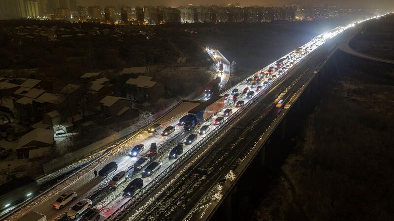 Am Stadtrand von Wuhan stecken die Fahrzeuge auf einer schneebedeckten Schnellstraße fest.
