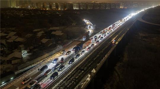 Am Stadtrand von Wuhan stecken die Fahrzeuge auf einer schneebedeckten Schnellstraße fest.