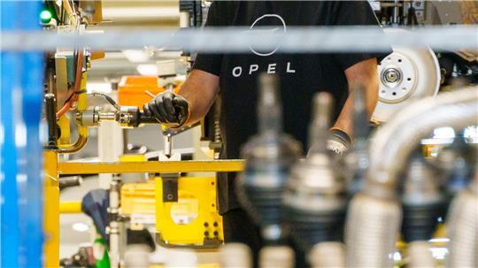 Am Stammsitz Rüsselsheim werden Opel-Autos montiert. (Archivbild)
