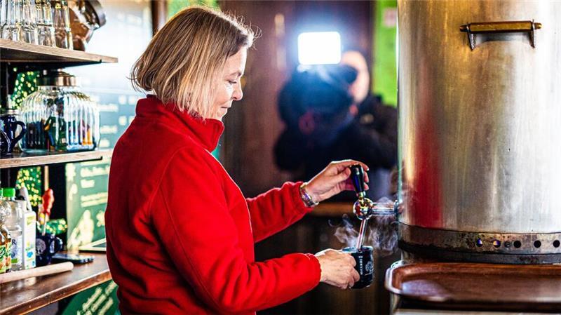 Woran Sie einen guten Glühwein auf dem Weihnachtsmarkt erkennen Am Stand „Glühwein bei Susi“ wird der Wein mit Gewürzen gemixt.