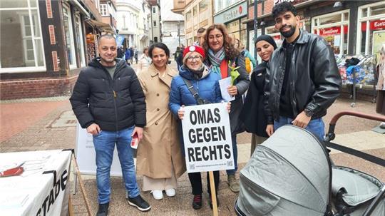 Am Stand der Stader Omas gegen Rechts in Stade: Diab, Gehan, Gabriele, Saray, Maream und Abdurrhaman (von links).