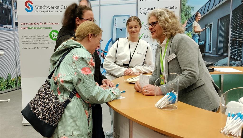 Am Stand der Stadtwerke Stade.