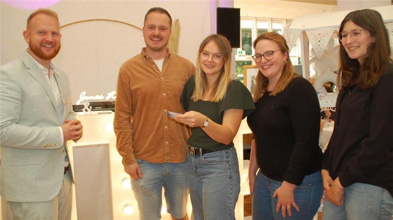 Am Stand von DJ James Kuma (von links): Steffen Dallmann und Carolin Strömert aus Buxtehude mit ihren Trauzeuginnen Miriam Martens und Michelle Oberdörfer.