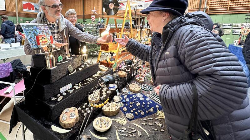 Am Stand von Jörg und Andrea Müller gibt es Schmuck und Miniaturen aus Fimo-Modelliermasse mit Halbedelsteinen. Die beiden Kunsthandwerker aus Wedel sind seit 33 Jahren auf dem Kunsthandwerkermarkt Drochtersen anzutreffen und haben ihre Stammkunden.