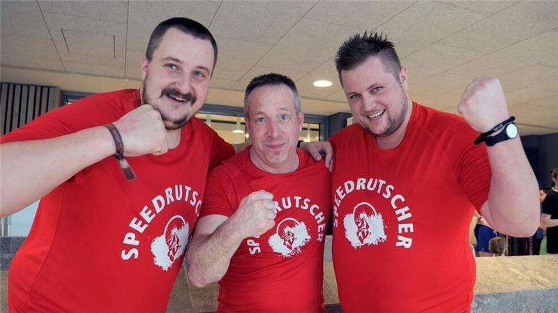 97 Starter bei Norddeutscher Wasserrutschen-Meisterschaft Am Start war auch das Team „Speedrutscher“.