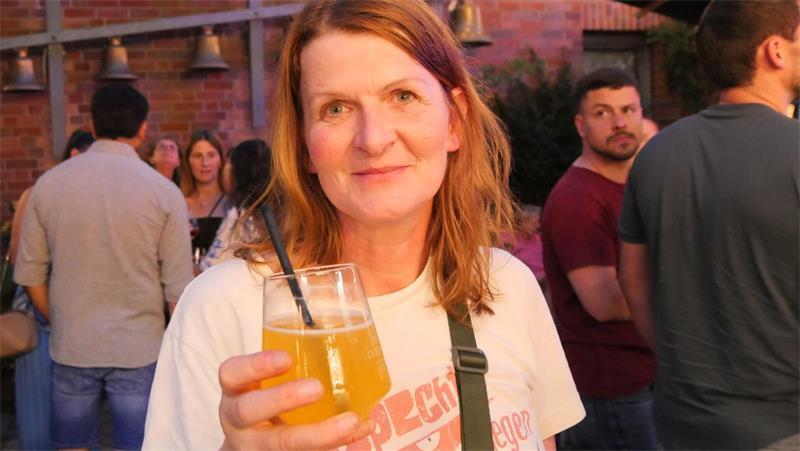 Süße Männer, trockener Wein: Buxtehuder Weinfest sorgt für Schmunzler Am Stavenort geht es weniger trubelig zu als auf dem Petriplatz. Hier genießt Birte Brinkmann nach einer Veranstaltung gemeinsam mit Parteikolleginnen der Grünen den Feierabend. Ihre Getränkeempfehlung: Sanddorn-Spritz.