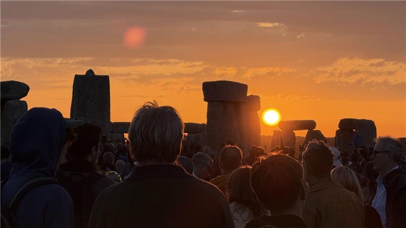 Sommeranfang: Deutschland schwitzt bei bis zu 37 Grad Am Steinkreis Stonehenge in Englang feierten Menschen die Mittsommernacht.