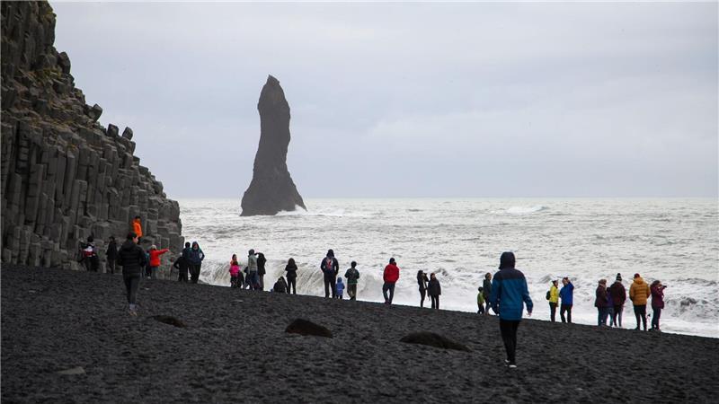 Mädchen aus Deutschland an isländischem Strand ertrunken Am Strand Reynisfjara kam es am Wochenende zu einem tragischen Unglück. (Archivbild)